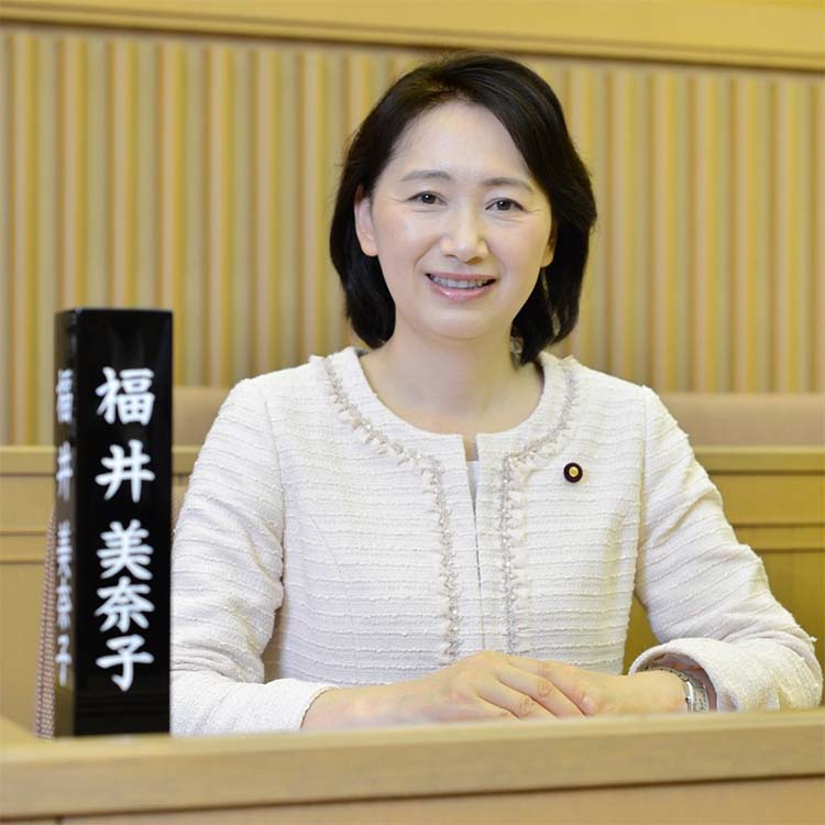 議場の福井みな子